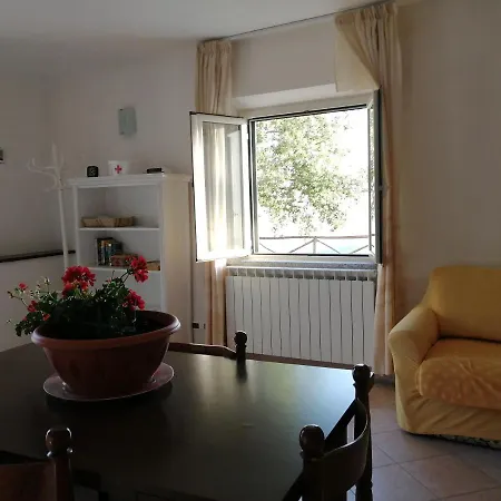 La Casa Gialla Belvedere بيت للعطل *